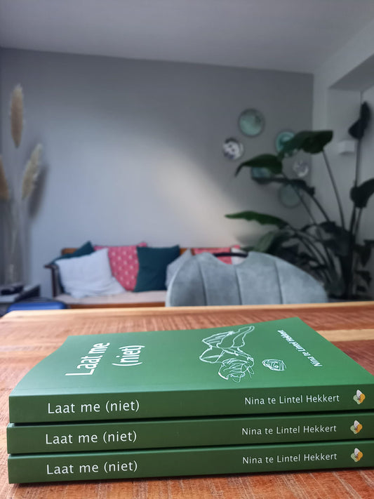 Poetry collection 'Laat me (niet)' by Nina te Lintel Hekkert (Dutch)